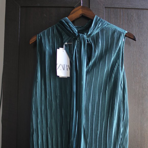 NWT PLEATED BLOUSE. - Picture 5 of 9